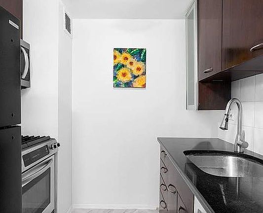 4th image of 44 W 62nd St APT 16E