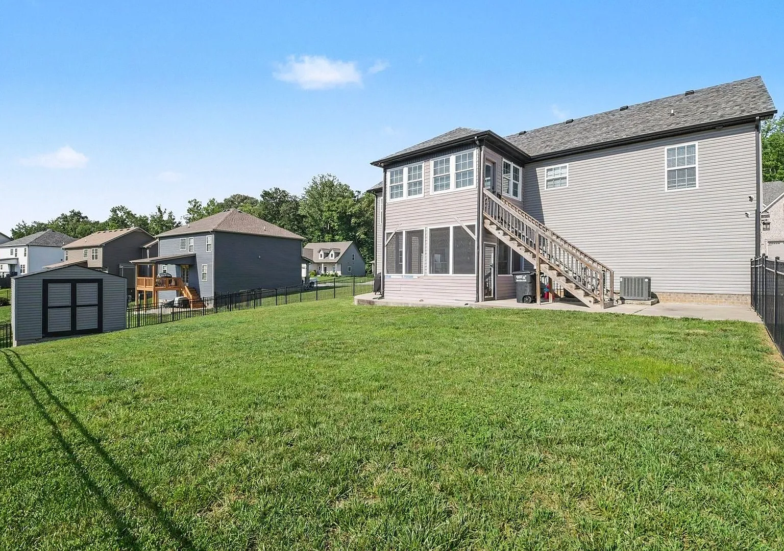 Spacious 5BR House in Clarksville — Photo 3