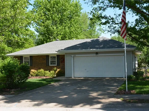 1102 Halsey Ter, Harrisonville, MO 64701