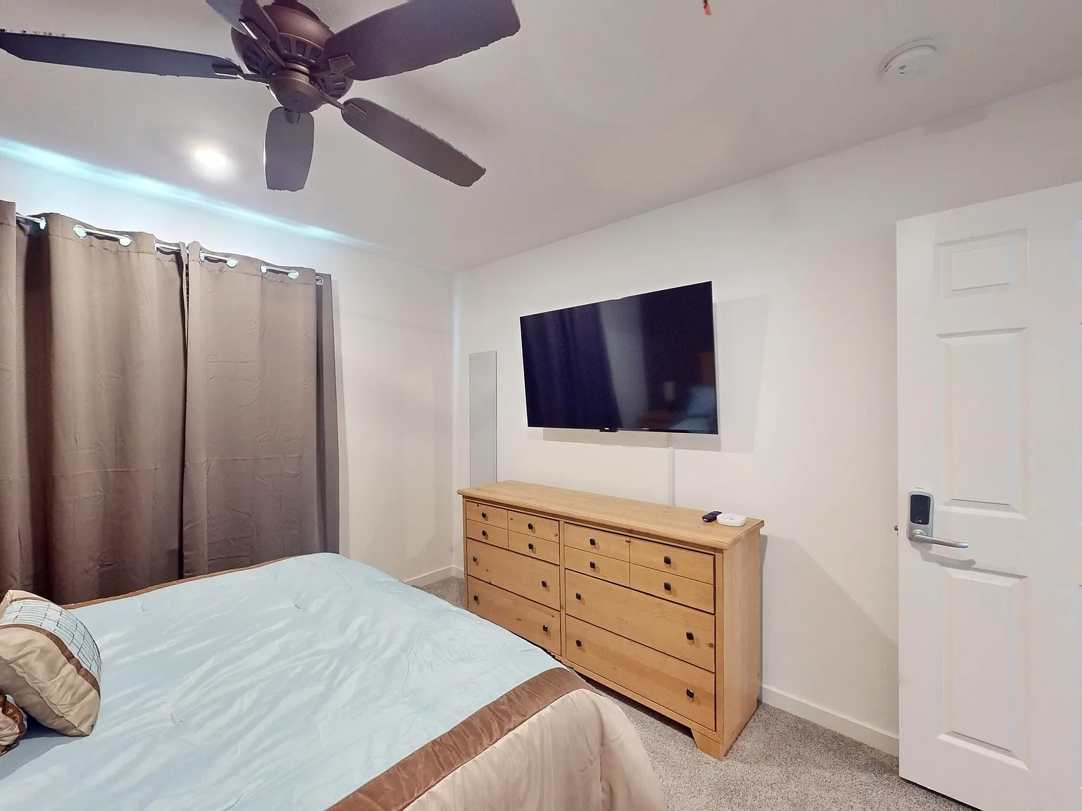 4 bed, 3.5 bath, 2040 sqft, $2,100 — Photo 1