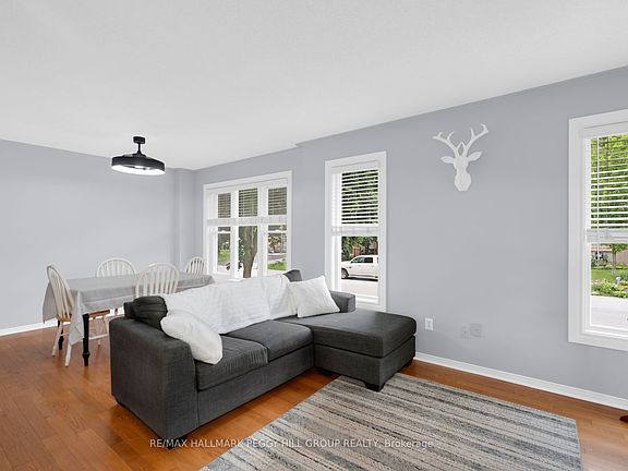 3rd image of 52 Harbour Cres