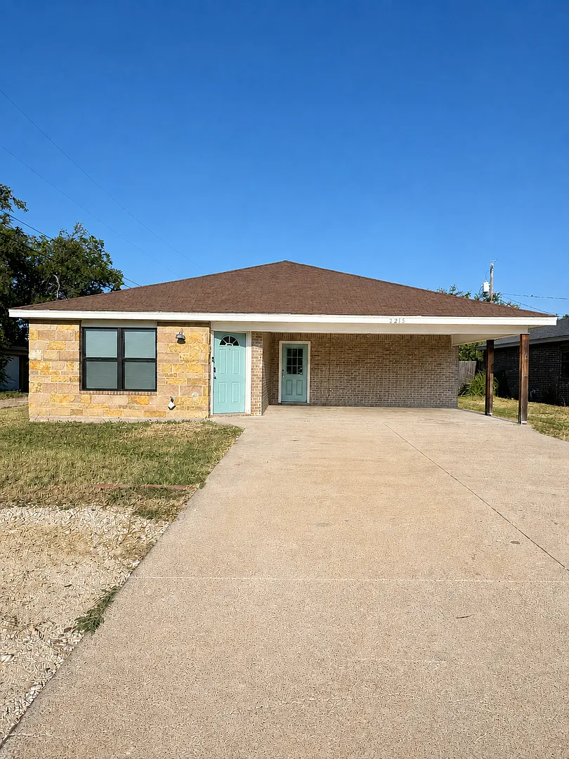 Available Now | Updated 4-Bedroom Home + Walking Distance To Asu Campus! — Photo 1