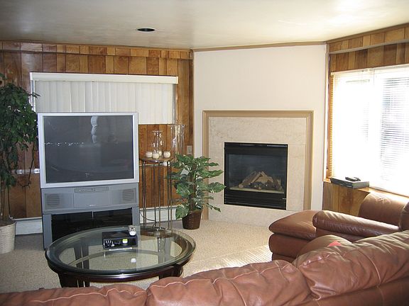 Den w/gas fireplace