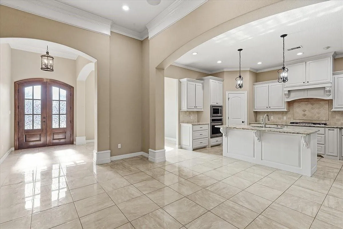 3 bed, 2.0 bath, 2004 sqft, $3,500 — Photo 2