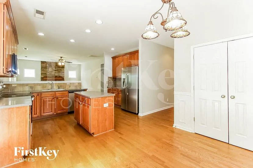 4 bed, 3.0 bath, 2825 sqft, $2,750 — Photo 4