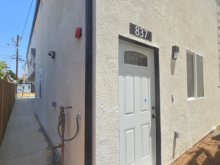 33(835E) — Photo 3