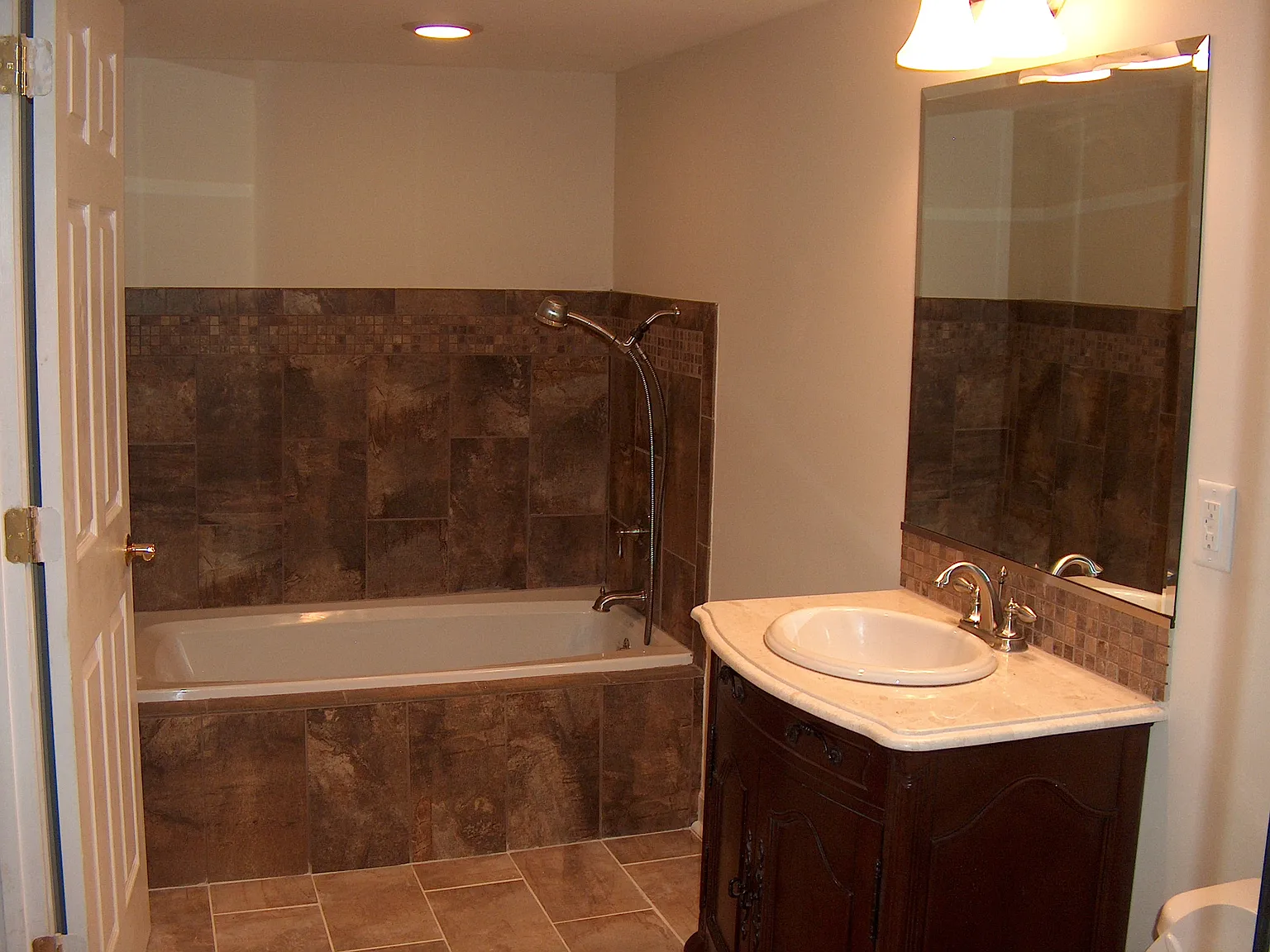4 bed, 2400 sqft, $850 — Photo 3