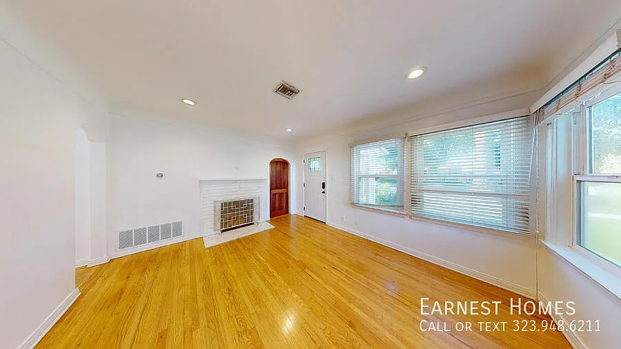 3BR Sherman Oaks Home with Pool, 2-Car Garage + Driveway Parking, and a Large Yard! — Photo 3