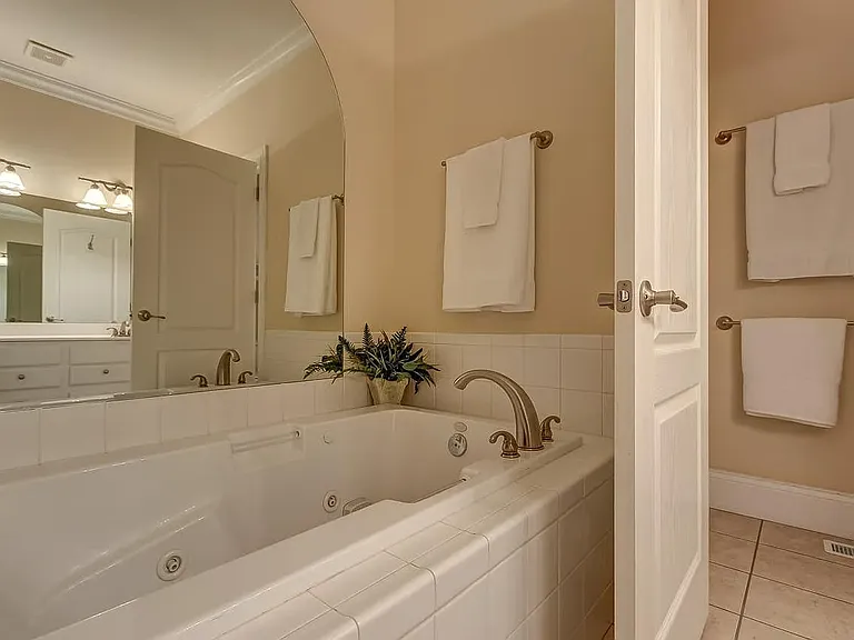 909 Village Green Ave — Photo 18