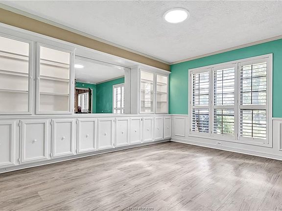 4th image of 4025 Green Valley Dr
