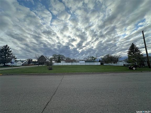 2nd image of 400 3rd AVENUE W