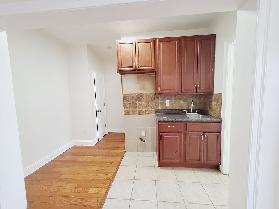 1st image of 542 Bergen Ave #1