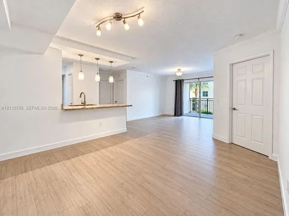 2494 Centergate Dr APT 202, Hollywood, FL 33025