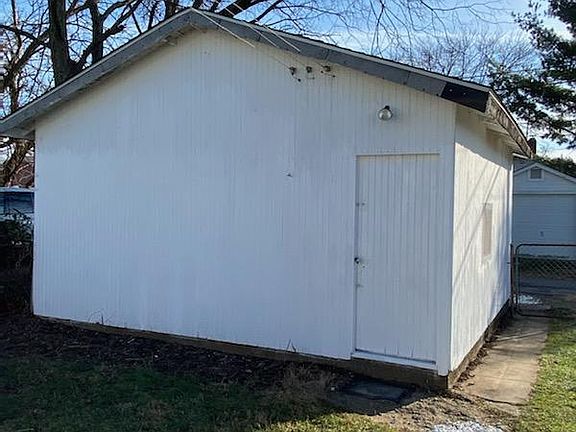 2nd image of 915 Weller Ave