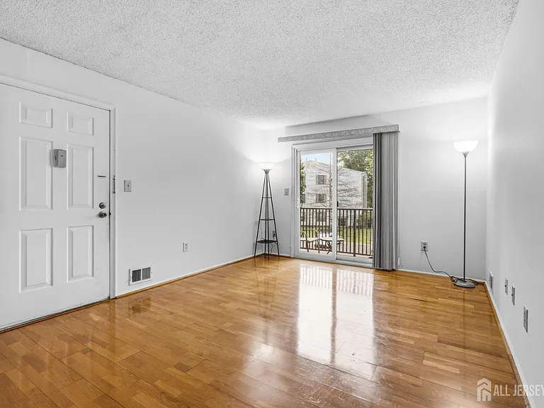 334 Lancaster Ct — Photo 6