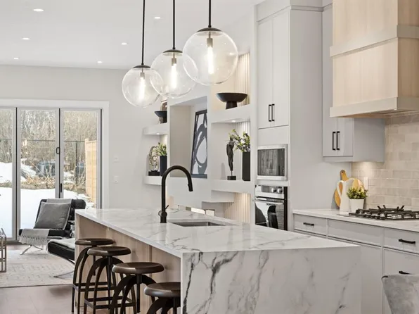 2528 S 7th Ave NW, Calgary, AB T2N 1A4