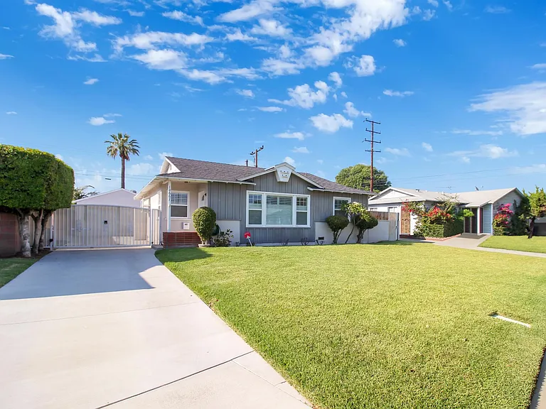 10667 Hallwood Dr — Photo 2