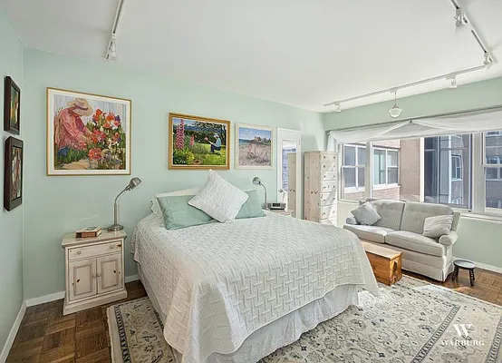 Sold by Warburg | media 8