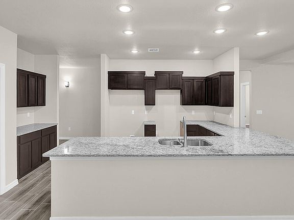 5th image of 692 Plains Blackfoot Dr
