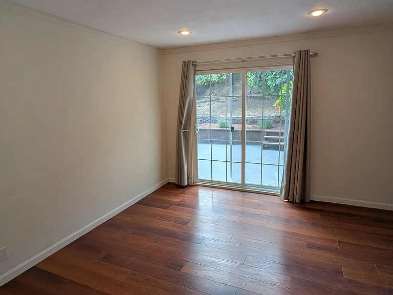 986 Regina Way — Photo 8