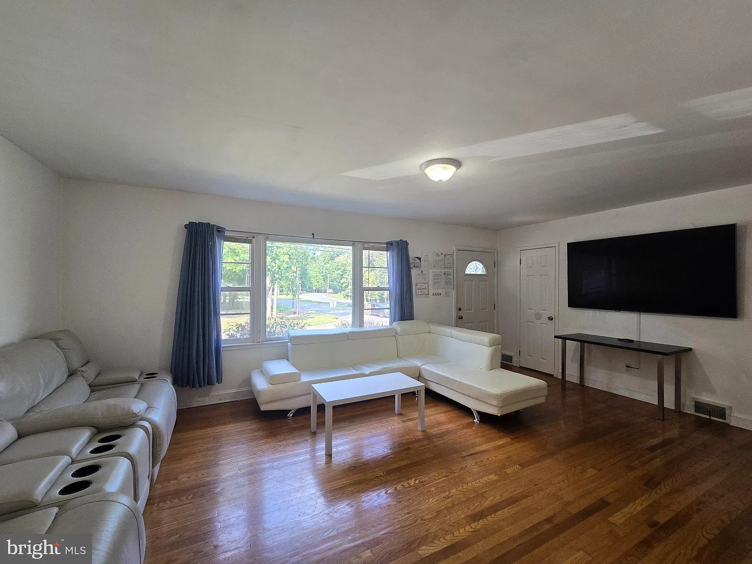 6 bed, 2.0 bath, 1817 sqft, $3,850 — Photo 4