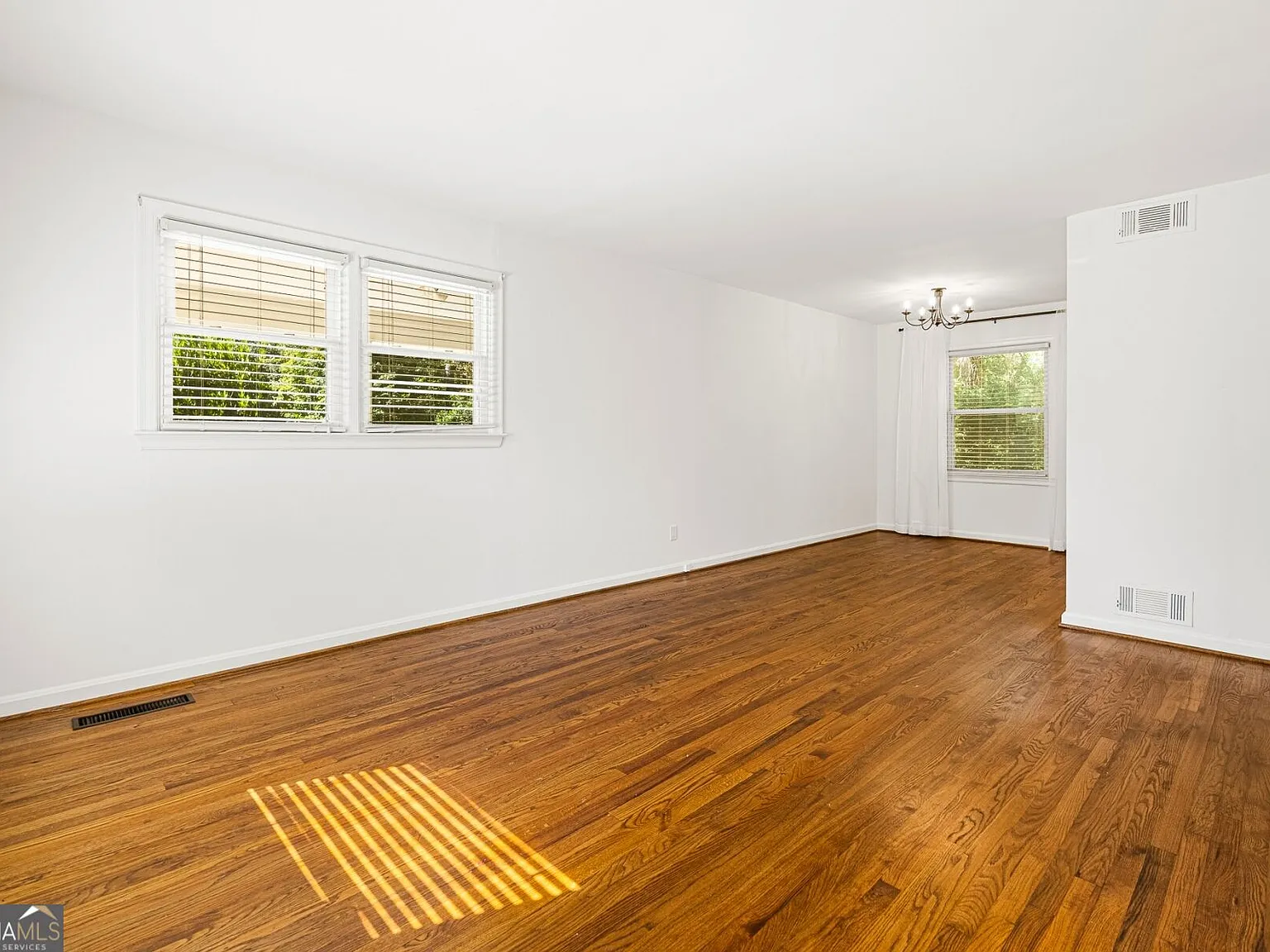 3 bed, 1.0 bath, 910 sqft, $2,300 — Photo 4