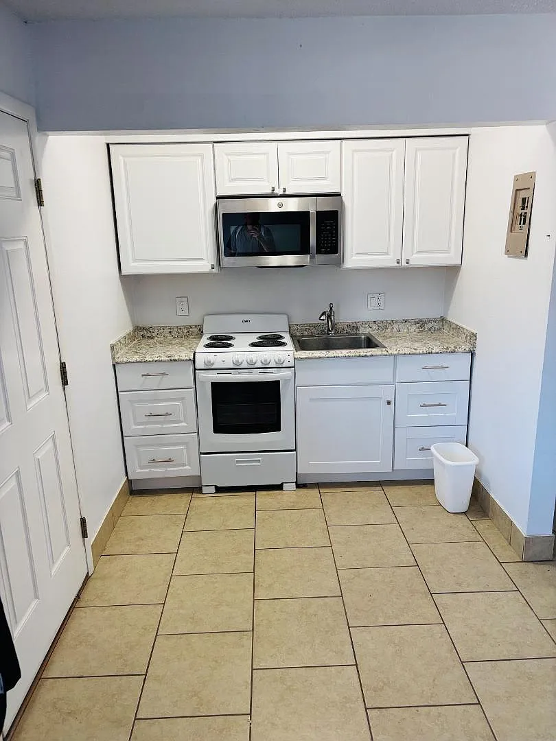 215 River View Dr - Apt. J — Photo 2