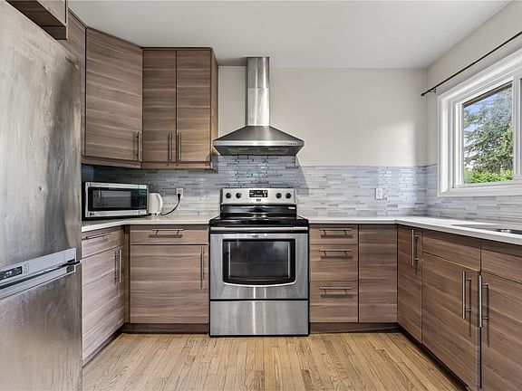 2nd image of 1819 Dunnett Cres