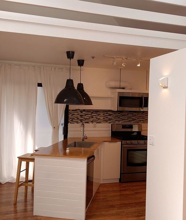 1st image of 10 Steiner St