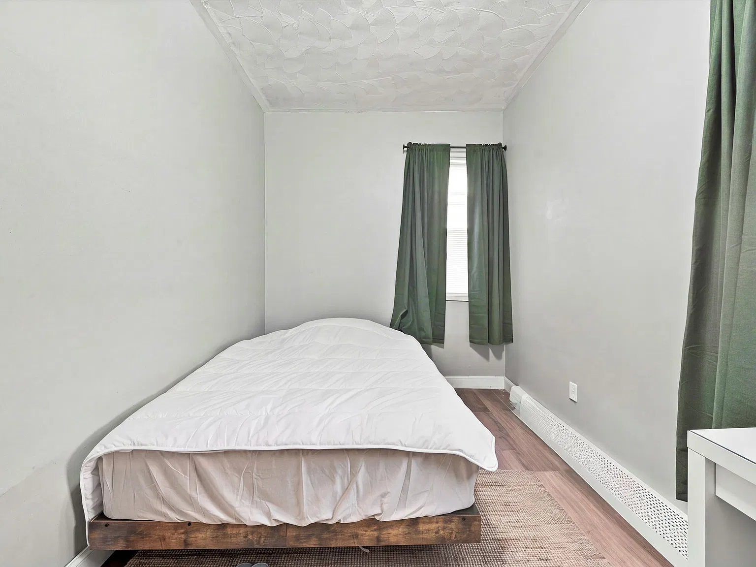 3 bed, 1000 sqft, $2,200 — Photo 2