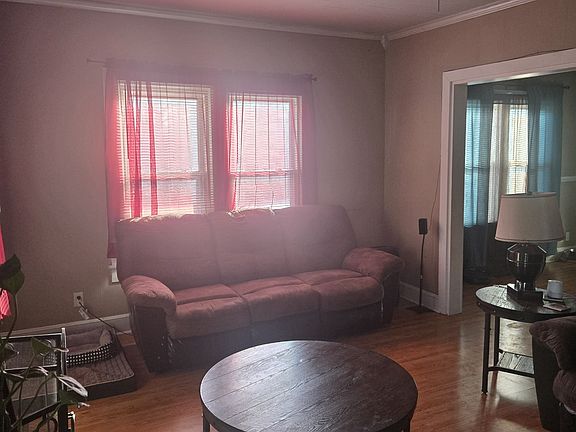 4th image of 2205 W Wood St