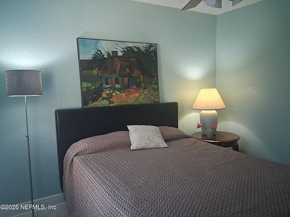 5th image of 511 Camelia St