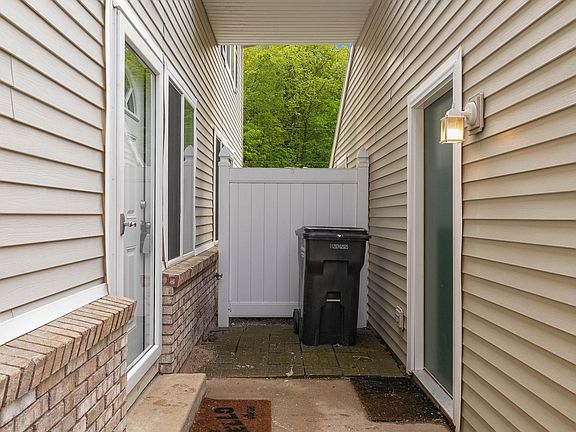 3rd image of 8585 Courtland Dr NE