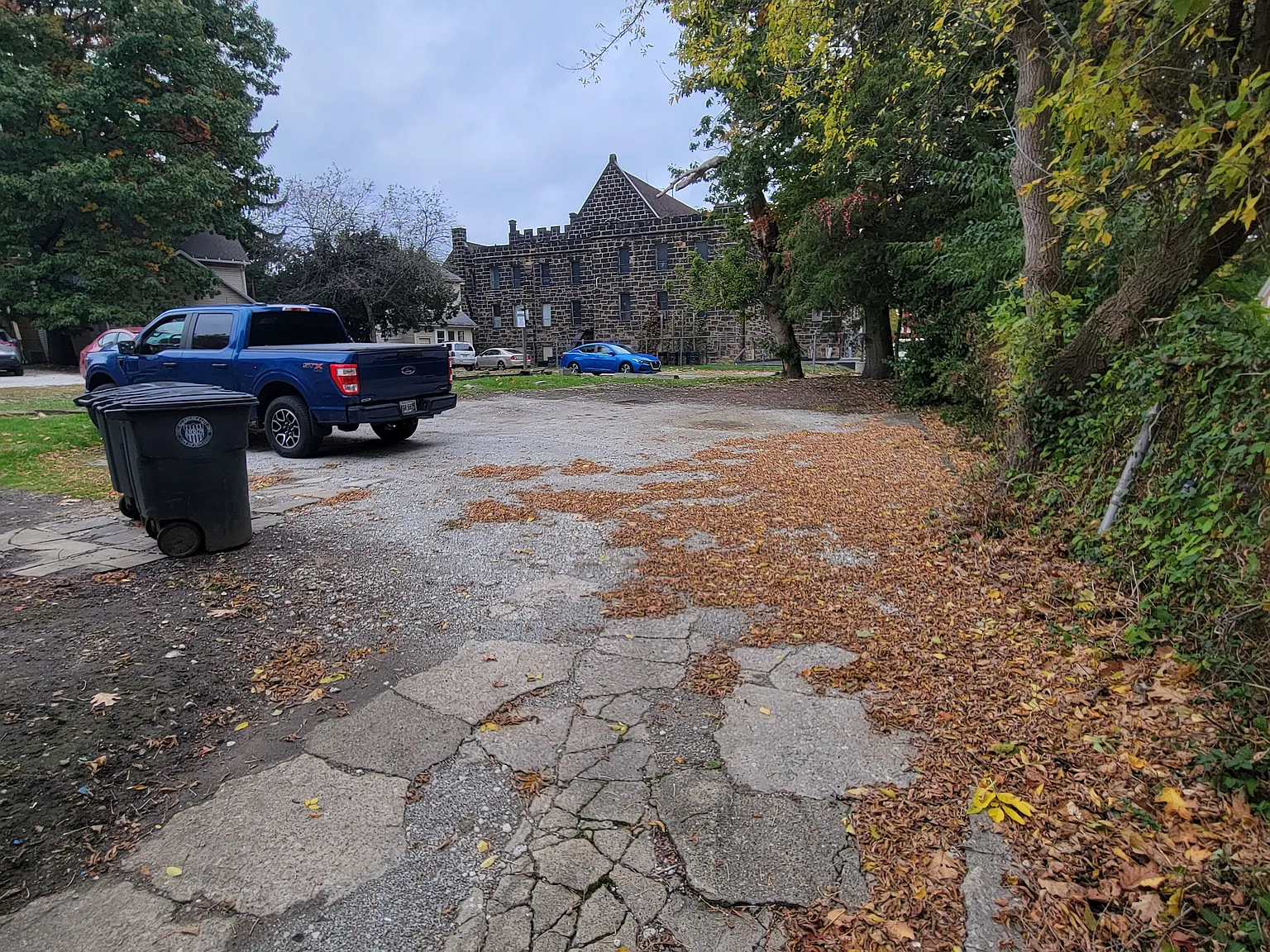 4 bed, $1,300 — Photo 2