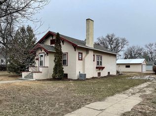 592 2nd St N, Carrington, ND 58421