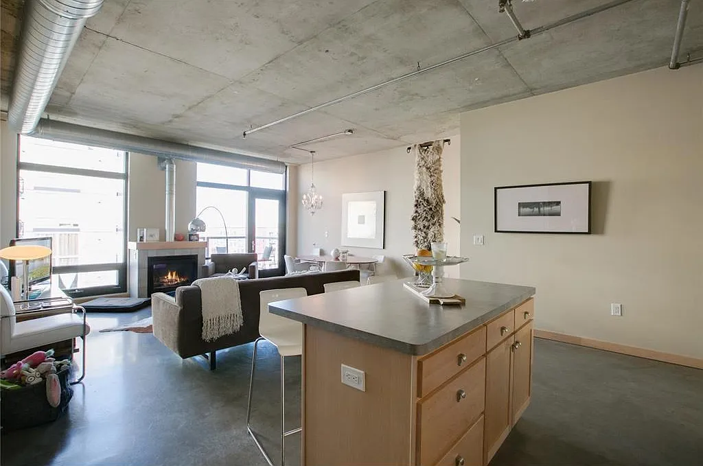 2 bed, 2.0 bath, 1079 sqft, $2,895 — Photo 3