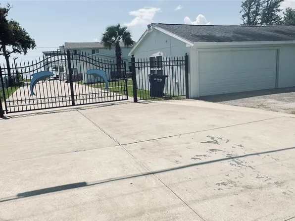 8720 Ocean Dr, Baytown, TX 77523