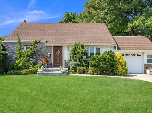 14 Mayfair Lane, Hicksville, NY 11801
