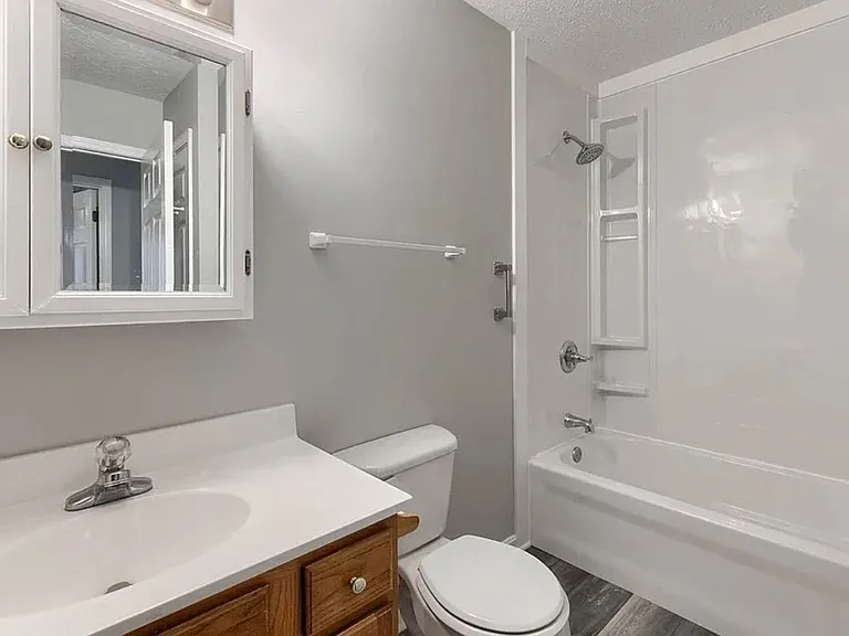 2228 Berkshire Dr — Photo 3