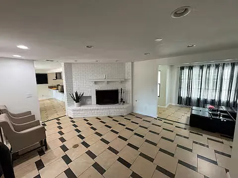 7 bed, 2435 sqft, $5,700 — Photo 2