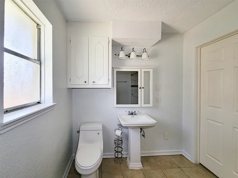 409 S Travis St — Photo 23