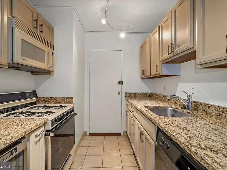 922 24th St NW #105B — Photo 13
