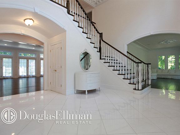 3rd image of 7 Lattingtown Woods Ct