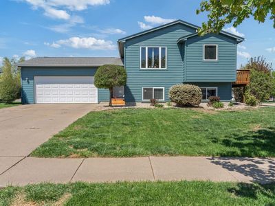 802 Lois Ln, Harrisburg, SD, 57032
