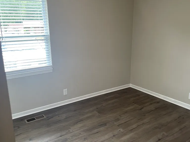 1909 Meadowview Ln — Photo 5
