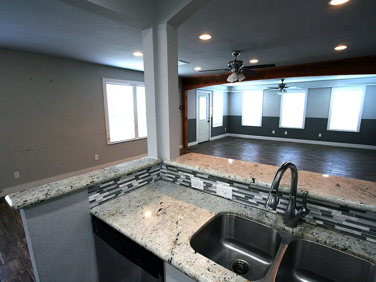 305 Gilchrist Ave — Photo 9