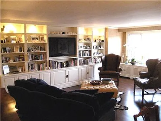 Sold by R New York | media 19