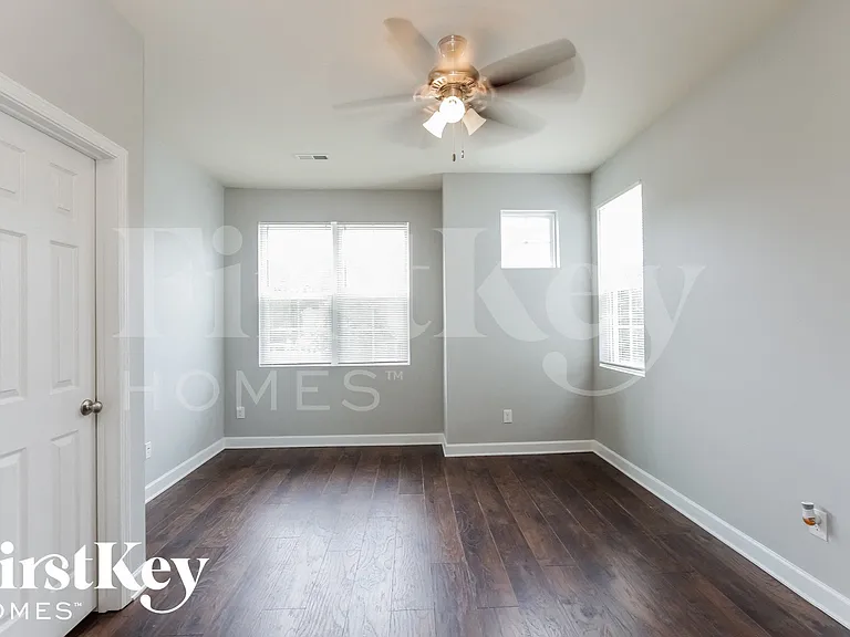713 Walnut Crossing Dr — Photo 11