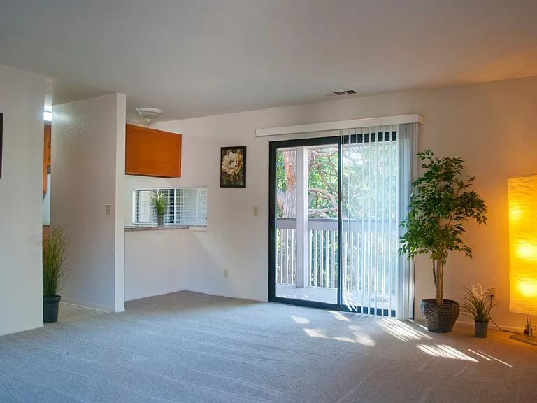 CAMBRIDGE ARMS CONDOMINIUMS — Photo 12