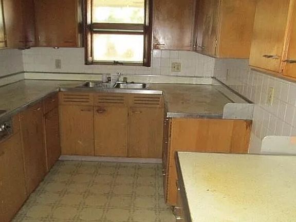 4th image of 5006 Washington St